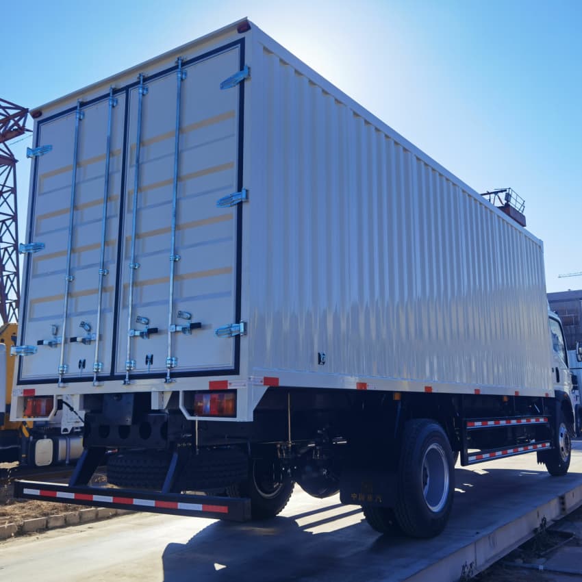 HOWO 4X2 10T Van Box Lorry Transport Cargo Truck في المخزون