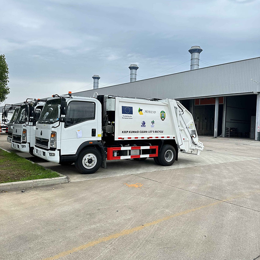 Sinotruk Howo 4x2 8CBM شاحنة القمامة ضاغط