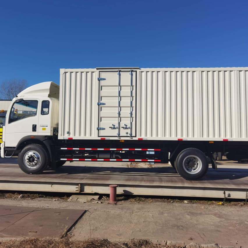 HOWO 4X2 10T Van Box Lorry Transport Cargo Truck في المخزون