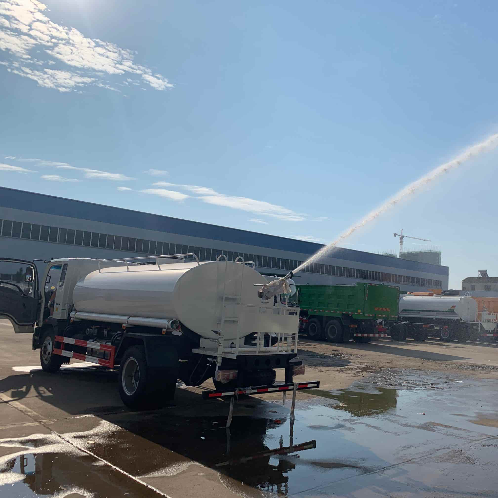 ساينو تراك HOWO 4X2 5000 لتر شاحنة خزان المياه