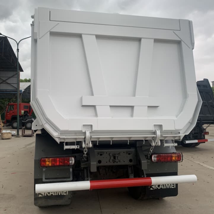 Sinotruk Howo 6x4 يمين الدافع الشاحنة تفريغ في المخزون من أجل تنزانيا