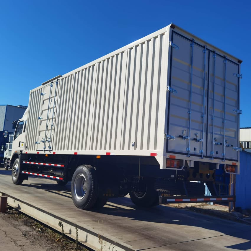 HOWO 4X2 10T Van Box Lorry Transport Cargo Truck في المخزون