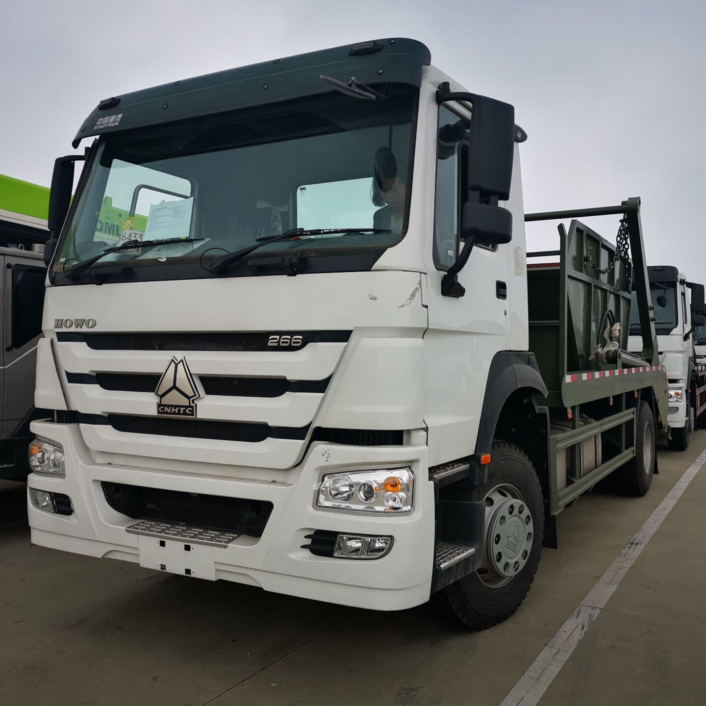 SINOTRUK HOWO 4X2 8CBM شاحنة القمامة الثقيلة