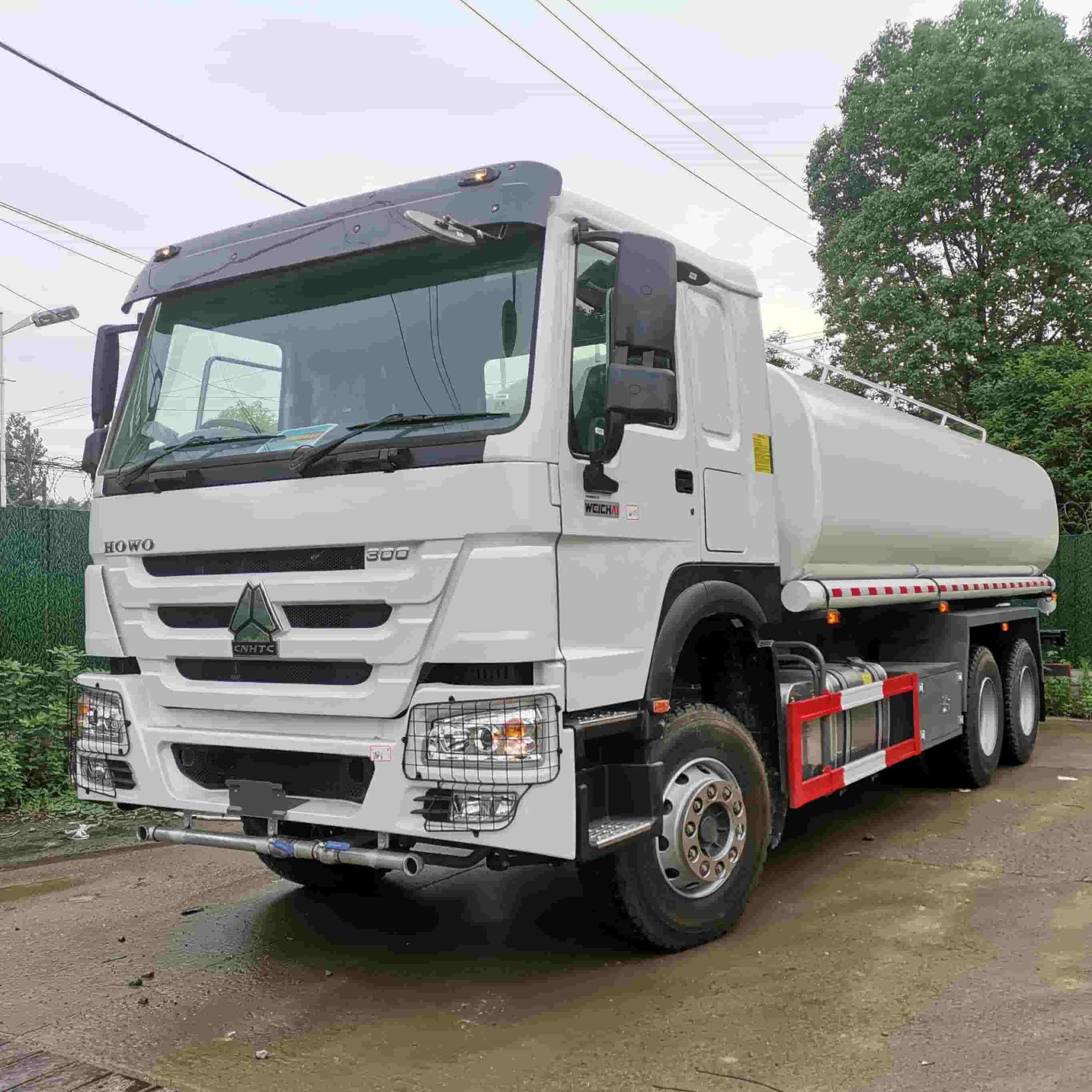 Sinotruk Howo 6x4 20000 لتر شاحنة رش المياه