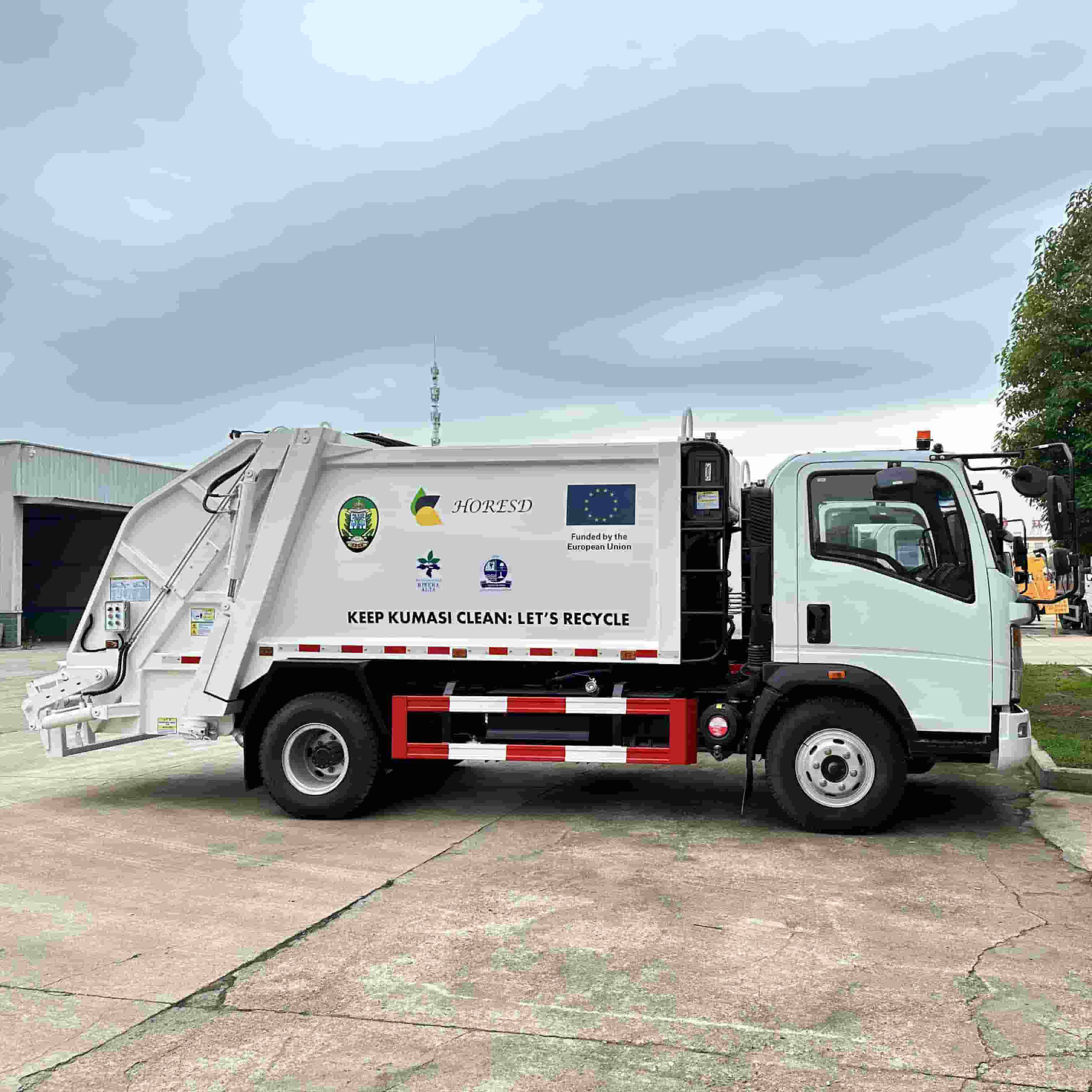 Sinotruk Howo 4x2 8CBM شاحنة القمامة ضاغط