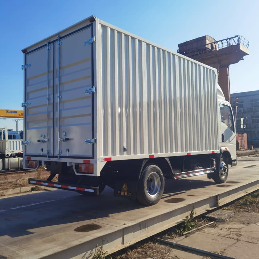 HOWO 4X2 10T Van Box Lorry Transport Cargo Truck في المخزون
