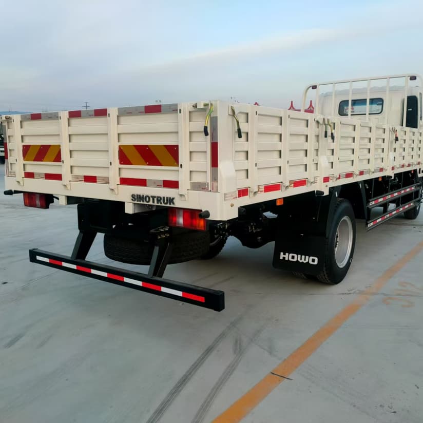 شاحنة بضائع ساينو تراك HOWO 4X2 10T متوفرة في المخزون 3