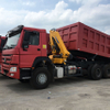 Sinotruk Howo 6x4 تفريغ شاحنة مع رافعة 