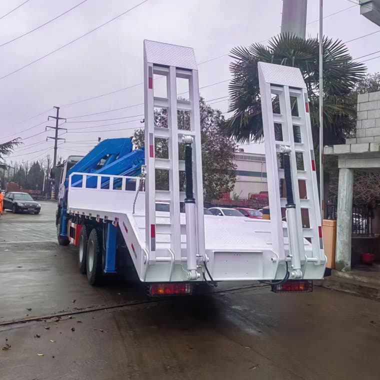 Howo 6x4 8t شاحنة مسطحة مطوية مع سلم هيدروليكي