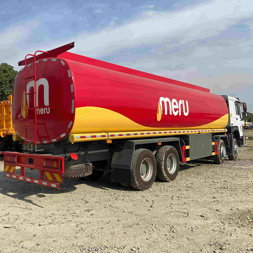 Sinotruk Howo 6x4 20000 لتر شاحنة ناقلة الوقود
