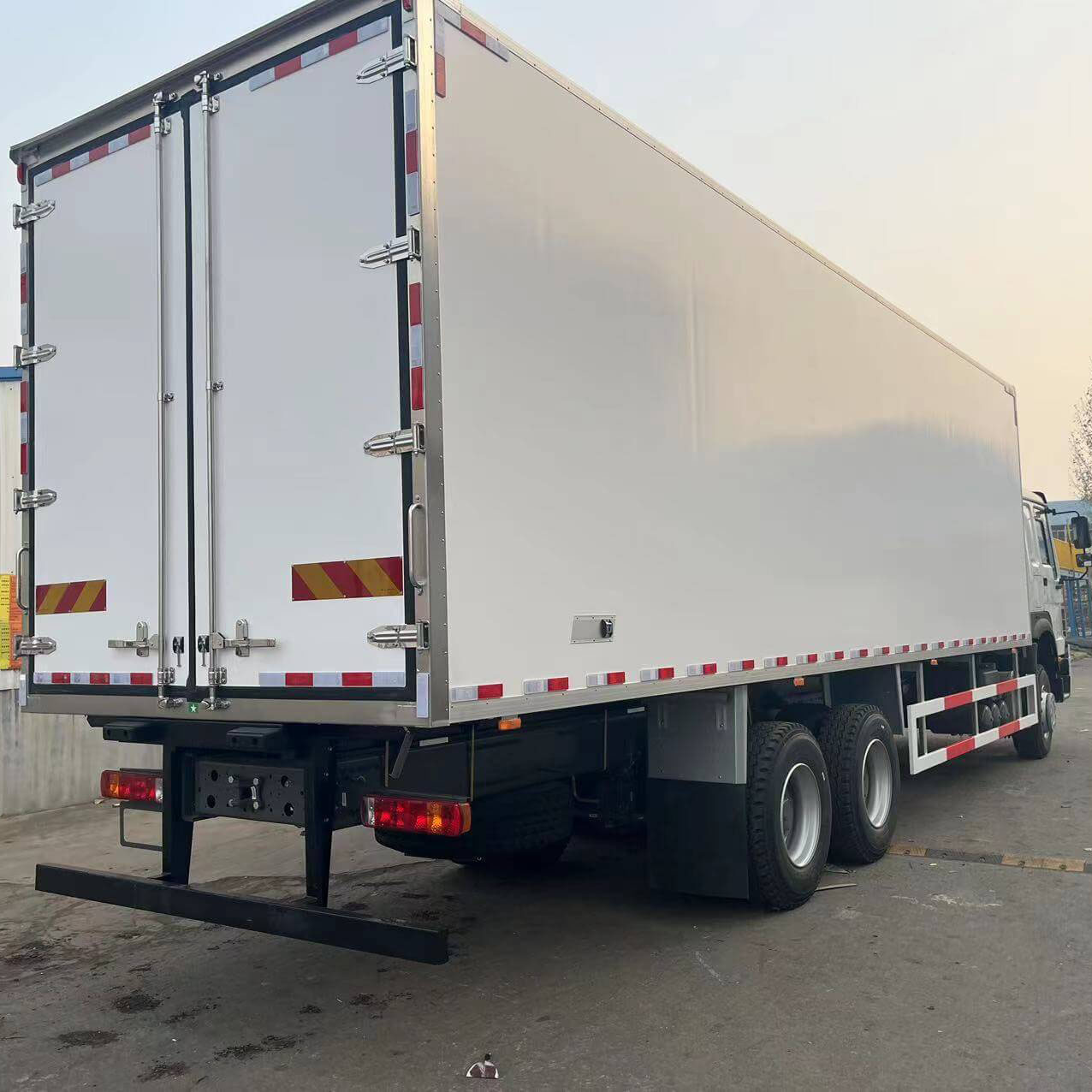 Sinotruk Howo 6x4 25T شاحنة ثلاجة