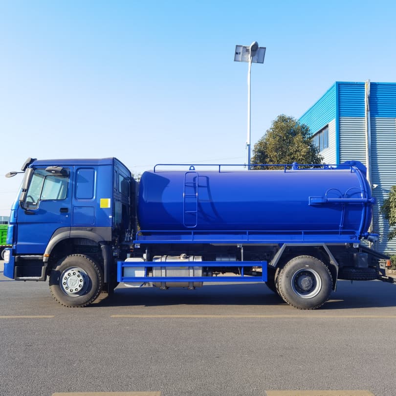 Howo 4x2 12000 لتر 12CBM شاحنة مياه الصرف الصحي