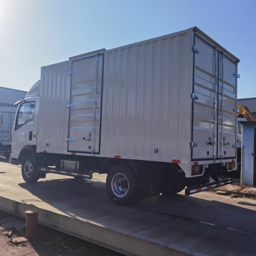 Howo 5t Van Box Truck