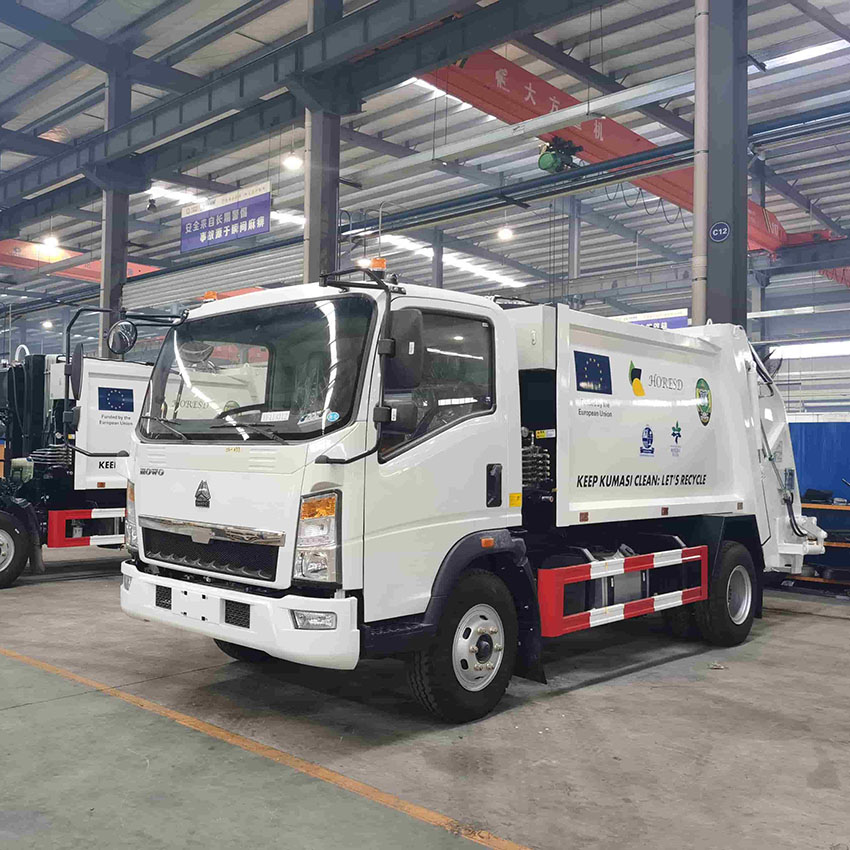 Sinotruk Howo 4x2 8CBM شاحنة القمامة ضاغط