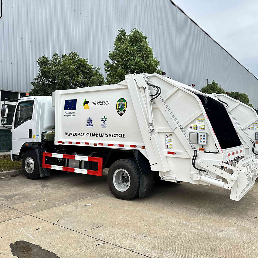 Sinotruk Howo 4x2 8CBM Compactor Garbage Truck 5 